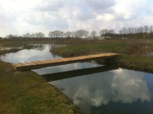 brug over de rivier