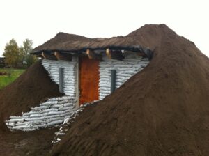 We bouwden met zandzakken een kelder